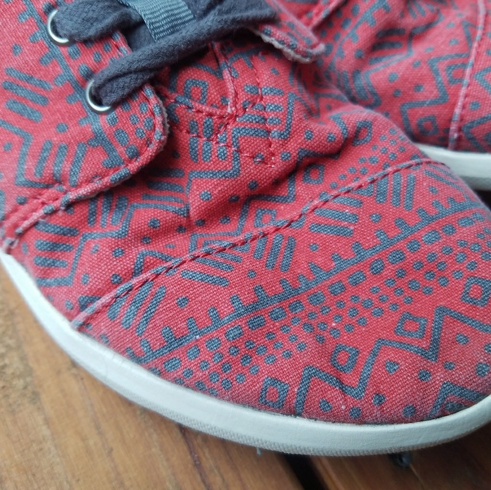 Tom's sneakers size 8